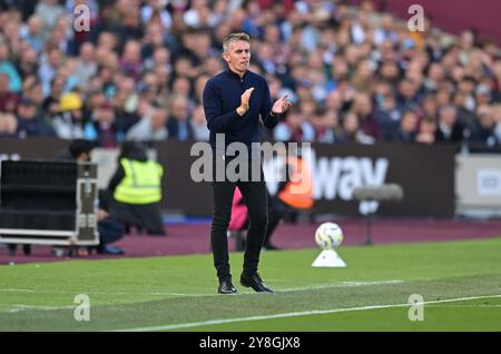 Londres, Royaume-Uni. 5 octobre 2024. Kieran McKenna Manager d'Ipswich Town lors du match de premier League de West Ham vs Ipswich Town au London Stadium Stratford. Cette image est RÉSERVÉE à UN USAGE ÉDITORIAL. Licence requise de Football DataCo pour toute autre utilisation. Crédit : MARTIN DALTON/Alamy Live News Banque D'Images