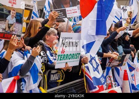 Londres, Royaume-Uni. 5 octobre 2024. La contre-manifestation israélienne. Marche pour la Palestine. Les partisans de la Palestine marchent pour mettre fin à la guerre à Gaza. On estime qu'environ 41 000 personnes ont été tuées à Gaza, dont environ la moitié sont des enfants. Ils appellent à un cessez-le-feu immédiat et à la fin des attaques contre le Liban. La contre-manifestation israélienne demande la libération immédiate des otages après le massacre du 7 octobre. Crédit : Karl Black/Alamy Live News Banque D'Images