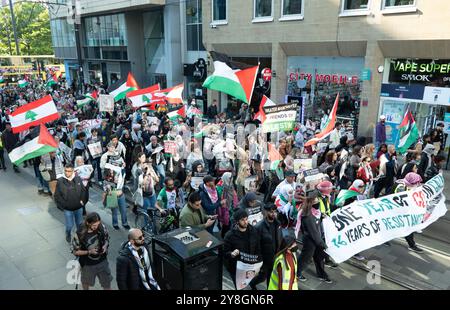 Protestation palestinienne "un an après". La 53ème manifestation, depuis le massacre du 7 octobre. Les manifestants ont appelé à un cessez-le-feu immédiat. La protestation s'est déroulée à Manchester depuis Piccadilly. Manchester UK photo : Garyroberts/worldwidefeatures.com crédit : GaryRobertsphotography/Alamy Live News Banque D'Images