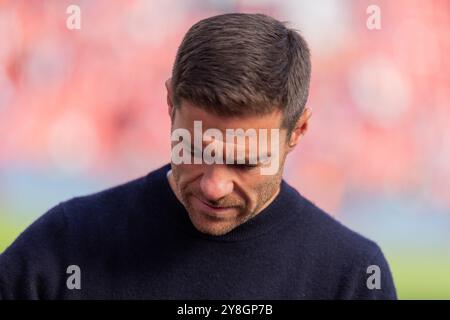 Leverkusen, Allemagne. 05 octobre 2024. Football : Bundesliga, Bayer Leverkusen - Holstein Kiel, Journée 6, BayArena. L'entraîneur de Leverkusen, Xabi Alonso, regarde vers le bas. Crédit : Rolf Vennenbernd/dpa - NOTE IMPORTANTE : conformément aux règlements de la DFL German Football League et de la DFB German Football Association, il est interdit d'utiliser ou de faire utiliser des photographies prises dans le stade et/ou du match sous forme d'images séquentielles et/ou de séries de photos de type vidéo./dpa/Alamy Live News Banque D'Images