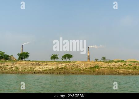 Cheminées fumantes d'une usine de briques sur les rives du fleuve Gange (Padma), Bangladesh Banque D'Images