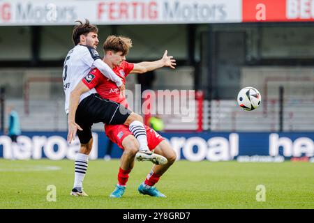 V.L. Tom Baack (SC Verl, #05), Lenn Jastremski (SpVgg Unterhaching, #25) GER, SC Verl v. SpVgg Unterhaching, Fussball, 3. Liga, 9. Spieltag, Spielzeit 2024/2025, 05.10.2024 le Règlement DFL interdit toute utilisation de photographes comme séquences d'images et/ou quasi-vidéo. Foto : Eibner-Pressefoto / Jan Rollinger Banque D'Images