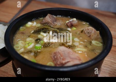 Haejang-guk ou soupe à la gueule de bois fait référence à tous les types de soupe consommés comme remède à la gueule de bois dans la cuisine coréenne Banque D'Images