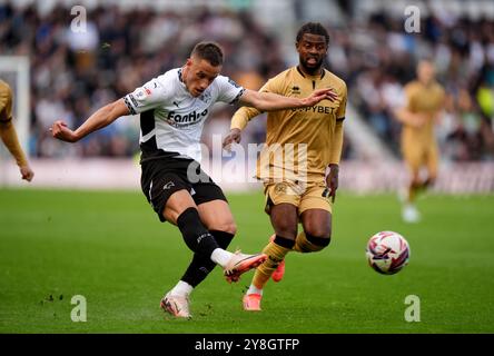 Jerry Yates du comté de Derby (à gauche) a un tir au but lors du Sky Bet Championship match à Pride Park, Derby. Date de la photo : samedi 5 octobre 2024. Banque D'Images