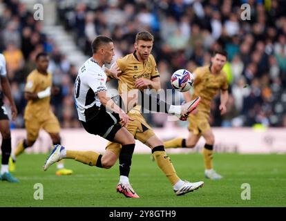 Jerry Yates du comté de Derby (à gauche) et Sam Field des Queens Park Rangers s'affrontent pour le ballon lors du Sky Bet Championship match à Pride Park, Derby. Date de la photo : samedi 5 octobre 2024. Banque D'Images