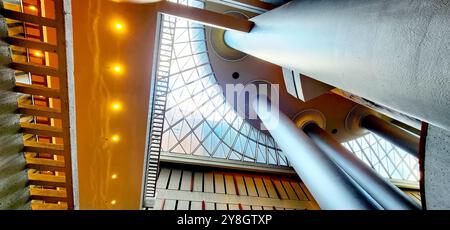 Angle différent à l'intérieur du Westin Peachtree Plaza, (GA, Atlanta, 2024) Banque D'Images