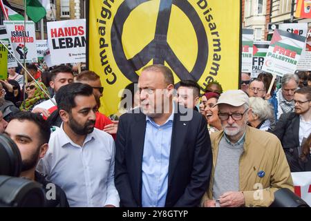 Londres, Royaume-Uni. 5 octobre 2024. L’ancien premier ministre d’Écosse Humza Yousaf, l’ambassadeur palestinien au Royaume-Uni Husam Zomlot et Jeremy Corbyn participent à une marche de milliers de personnes dans le centre de Londres en solidarité avec la Palestine et le Liban pour marquer le premier anniversaire de la guerre entre Israël et le Hamas, qui a commencé lorsque le Hamas a tué et enlevé des Israéliens au festival de musique Nova le 7 octobre 2023. Crédit : Vuk Valcic/Alamy Live News Banque D'Images