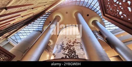 Photo de l'intérieur du Westin Peachtree Plaza, avec couleur (GA, Atlanta, 2024) Banque D'Images