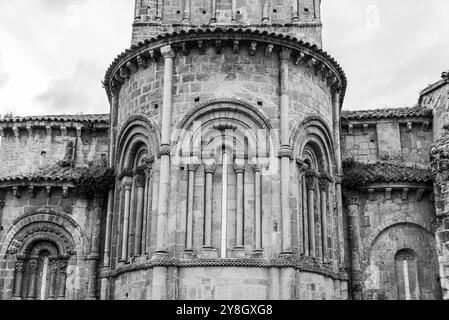 Détails architecturaux de la collégiale romane de Santillana ou Colegiata de Santa Juliana dans la petite ville médiévale de Santillana del Mar, Banque D'Images