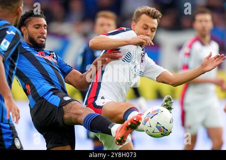 Bergame, Italie. 05 octobre 2024. Jose dos Santos Ederson d'Atalanta combat pour le ballon avec Emil Bohinen de Gênes lors du match de Serie A entre Atalanta et Gênes au stade Gewis à Bergame, Italie du Nord - samedi 5 octobre 2024. Sport - Soccer . (Photo de Spada/Lapresse) crédit : LaPresse/Alamy Live News Banque D'Images