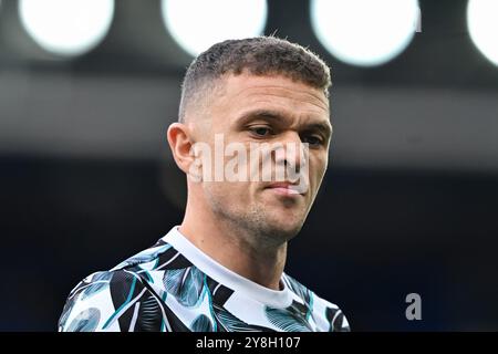 Liverpool, Royaume-Uni. 05 octobre 2024. Kieran Trippier de Newcastle United se réchauffe avant le match de premier League Everton vs Newcastle United au Goodison Park, Liverpool, Royaume-Uni, le 5 octobre 2024 (photo de Cody Froggatt/News images) à Liverpool, Royaume-Uni, le 05/10/2024. (Photo de Cody Froggatt/News images/Sipa USA) crédit : Sipa USA/Alamy Live News Banque D'Images