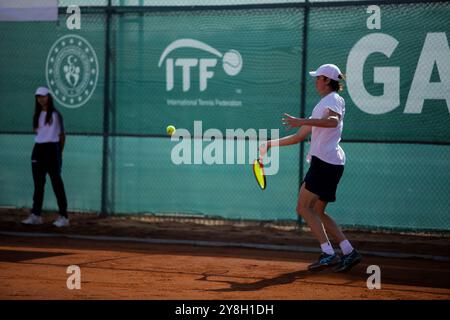 Le joueur de tennis roumain Nicholas David Ionel affronte le joueur de tennis français Corentil Denolly au Mehmet Şemşik Tennis Complex de Gaziantep, lors de la finale du premier tournoi international de tennis dans la ville du sud de la Turquie. Nicholas David Ionel a gagné contre Corentil Denolly 6-2, 6-2 dimanche, et a ensuite reçu le trophée du maire de la municipalité métropolitaine de Gaziantep Fatma Şahin, et du président de la Fédération turque de Tennis Cengiz Durmus Banque D'Images