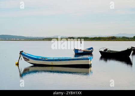 Le village de Sant'Antioco et les bateaux de pêcheurs vus de l'étang de Santa Caterina, Sant'Antioco, île, Sardaigne, Italie Banque D'Images