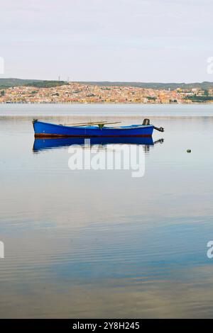 Le village de Sant'Antioco et les bateaux de pêcheurs vus de l'étang de Santa Caterina, Sant'Antioco, île, Sardaigne, Italie Banque D'Images