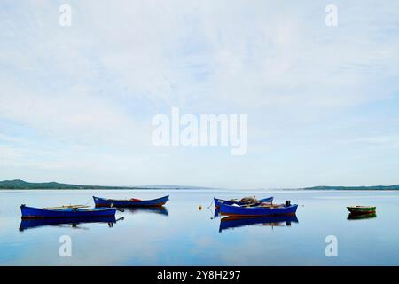 Le village de Sant'Antioco et les bateaux de pêcheurs vus de l'étang de Santa Caterina, Sant'Antioco, île, Sardaigne, Italie Banque D'Images