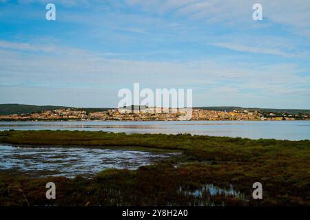 Le village de Sant'Antioco et les bateaux de pêcheurs vus de l'étang de Santa Caterina, Sant'Antioco, île, Sardaigne, Italie Banque D'Images