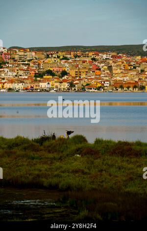 Le village de Sant'Antioco et les bateaux de pêcheurs vus de l'étang de Santa Caterina, Sant'Antioco, île, Sardaigne, Italie Banque D'Images