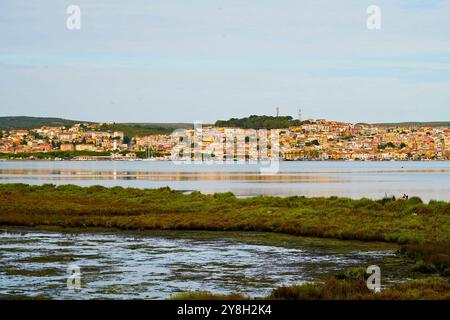 Le village de Sant'Antioco et les bateaux de pêcheurs vus de l'étang de Santa Caterina, Sant'Antioco, île, Sardaigne, Italie Banque D'Images