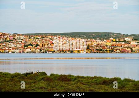 Le village de Sant'Antioco et les bateaux de pêcheurs vus de l'étang de Santa Caterina, Sant'Antioco, île, Sardaigne, Italie Banque D'Images