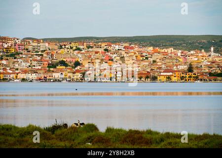 Le village de Sant'Antioco et les bateaux de pêcheurs vus de l'étang de Santa Caterina, Sant'Antioco, île, Sardaigne, Italie Banque D'Images