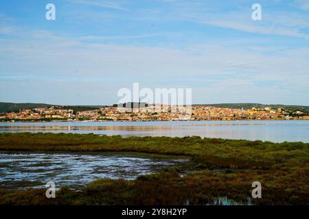 Le village de Sant'Antioco et les bateaux de pêcheurs vus de l'étang de Santa Caterina, Sant'Antioco, île, Sardaigne, Italie Banque D'Images