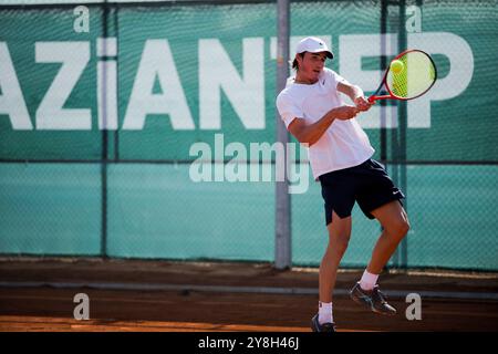 Le joueur de tennis roumain Nicholas David Ionel affronte le joueur de tennis français Corentil Denolly au Mehmet Şemşik Tennis Complex de Gaziantep, lors de la finale du premier tournoi international de tennis dans la ville du sud de la Turquie. Nicholas David Ionel a gagné contre Corentil Denolly 6-2, 6-2 dimanche, et a ensuite reçu le trophée du maire de la municipalité métropolitaine de Gaziantep Fatma Şahin, et du président de la Fédération turque de Tennis Cengiz Durmus Banque D'Images