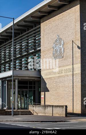 Élévation avant et signalisation du bâtiment du Salisbury Law courts montrant l'écusson et l'architecture. Crédit John Rose/Alamy Banque D'Images