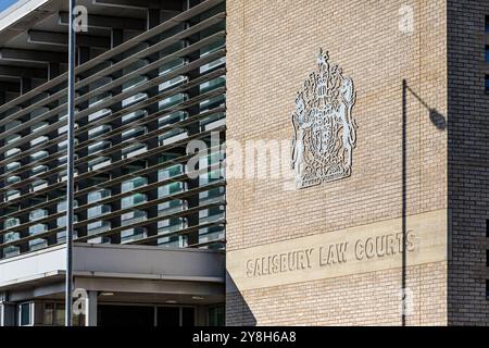 Élévation avant et signalisation du bâtiment du Salisbury Law courts montrant l'écusson et l'architecture. Crédit John Rose/Alamy Banque D'Images