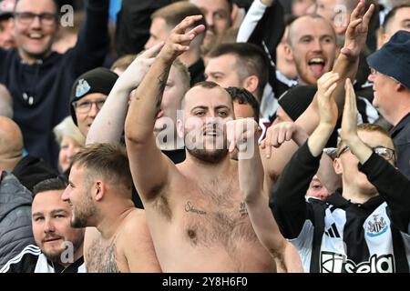 Fans de Newcastle United lors du match de premier League Everton vs Newcastle United au Goodison Park, Liverpool, Royaume-Uni, le 5 octobre 2024 (photo de Cody Froggatt/News images) Banque D'Images