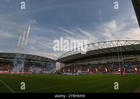 Wigan, Royaume-Uni. 05 octobre 2024. Pyrotechnie et feux d'artifice avant le match des demi-finales de Betfred Super League Warriors vs Leigh Leopards au Brick Community Stadium, Wigan, Royaume-Uni, le 5 octobre 2024 (photo par Alfie Cosgrove/News images) à Wigan, Royaume-Uni, le 05/10/2024. (Photo par Alfie Cosgrove/News images/SIPA USA) crédit : SIPA USA/Alamy Live News Banque D'Images