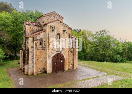 Extérieur de l'église romane San Miguel de Lillo à Oviedo, site du patrimoine mondial de l'UNESCO, Asturies dans le nord de l'Espagne Banque D'Images