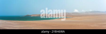 Vue panoramique Paracas, Pérou, Une belle plage avec un océan calme et une petite île au loin Banque D'Images