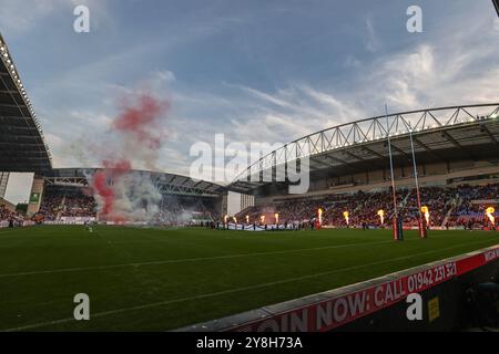 Wigan, Royaume-Uni. 05 octobre 2024. Pyrotechnie et feux d'artifice avant le match des demi-finales de Betfred Super League Warriors vs Leigh Leopards au Brick Community Stadium, Wigan, Royaume-Uni, le 5 octobre 2024 (photo par Alfie Cosgrove/News images) à Wigan, Royaume-Uni, le 05/10/2024. (Photo par Alfie Cosgrove/News images/SIPA USA) crédit : SIPA USA/Alamy Live News Banque D'Images