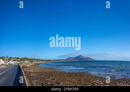 Front de mer à Whiting Bay regardant vers Holy Isle, île d'Arran, Écosse, Royaume-Uni Banque D'Images