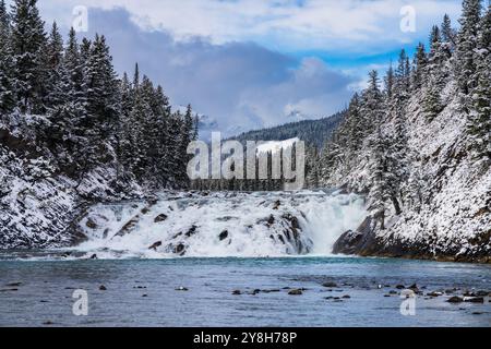 Point de vue de Bow Falls en hiver enneigé. Parc national Banff, rivière Bow pittoresque, Rocheuses canadiennes. Banque D'Images