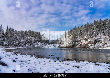 Point de vue de Bow Falls en hiver enneigé. Parc national Banff, rivière Bow pittoresque, Rocheuses canadiennes. Banque D'Images