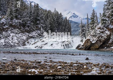 Point de vue de Bow Falls en hiver enneigé. Parc national Banff, rivière Bow pittoresque, Rocheuses canadiennes. Banque D'Images