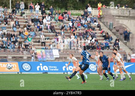 Milan, Italie. 5 octobre 2024. Ghoutia Karchouni du FC Internazionale marque un penalty tardif pour atteindre le score à 1-1 lors du match de Serie A Femminile à l'Arena Civica Gianni Brera, Milan. Le crédit photo devrait se lire : Jonathan Moscrop/Sportimage crédit : Sportimage Ltd/Alamy Live News Banque D'Images