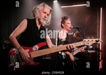 Mona Soyoc (chant) & Pierre Corneau (basse) avec Kas Product Reloaded en concert à Stockholm (20 septembre 2024) Banque D'Images