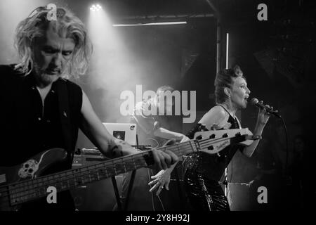 Mona Soyoc (chant) & Pierre Corneau (basse) avec Kas Product Reloaded en concert à Stockholm (20 septembre 2024) Banque D'Images