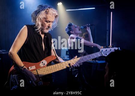 Mona Soyoc (chant) et Pierre Corneau (basse) avec le groupe Kas Product Reloaded, en concert à Stockholm (20 septembre 2024) - version couleur Banque D'Images