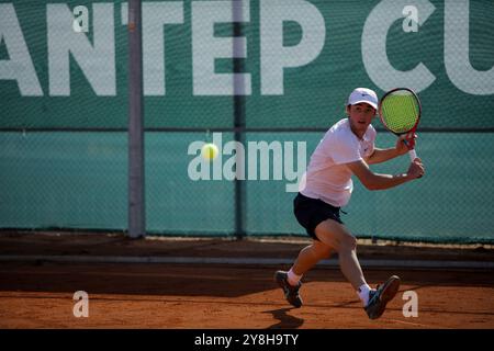 Le joueur de tennis roumain Nicholas David Ionel affronte le joueur de tennis français Corentil Denolly au Mehmet Şemşik Tennis Complex de Gaziantep, lors de la finale du premier tournoi international de tennis dans la ville du sud de la Turquie. Nicholas David Ionel a gagné contre Corentil Denolly 6-2, 6-2 dimanche, et a ensuite reçu le trophée du maire de la municipalité métropolitaine de Gaziantep Fatma Şahin, et du président de la Fédération turque de Tennis Cengiz Durmus Banque D'Images