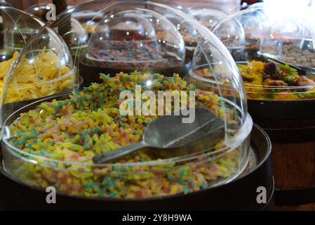 Assortiment coloré de bonbons dans des bols en verre dans un magasin de bonbons Banque D'Images