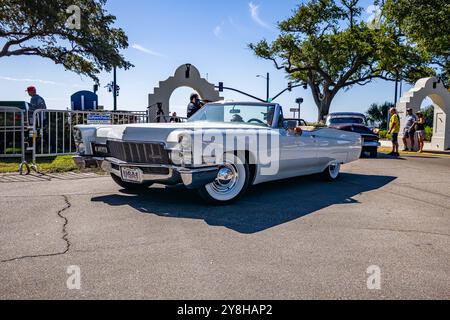 Gulfport, Mississippi - 2 octobre 2023 : vue d'angle avant basse d'une DeVille Cabriolet 1968 de Cadillac lors d'un salon automobile local. Banque D'Images