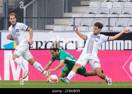 ABD0112 20241005 - INNSBRUCK - Österreich : V.L. Simon Pirkl (FC Blau-Weiß Linz), Matthäus Taferner (WSG Tirol), Simon Seidl (FC Blau-Weiß Linz) am Samstag, 5. Oktober 2024, während der Admiral Bundesliga-Begegnung, Grunddurchgang, 9. Spieltag, zwischen WSG Swarovski Tirol und FC Blau Weiß Linz à Innsbruck. - FOTO : APA/EXPA/JOHANN GRODER - 20241005 PD10188 crédit : APA-PictureDesk/Alamy Live News Banque D'Images