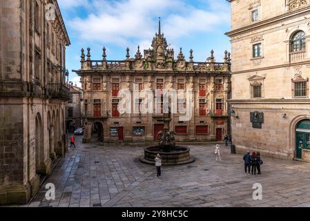 La place Praterias avec la fontaine des chevaux, à côté de la célèbre cathédrale Saint-Jacques-de-Compostelle en Galice, Espagne Banque D'Images