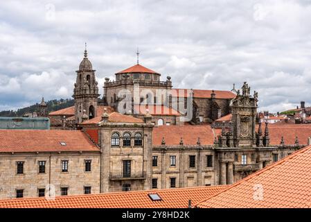 Vue sur le toit de l'église San Martino Pinario à Saint-Jacques-de-Compostelle, vue depuis le toit de la cathédrale, Galice en Espagne Banque D'Images