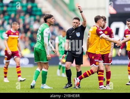 Édimbourg, Écosse. 05 octobre 2024. Nectarios Triantis (26 - Hibernian) reçoit un carton rouge de l'arbitre Don Robertson Hibernian vs Motherwell - Scottish Premiership Credit : Raymond Davies / Alamy Live News Banque D'Images