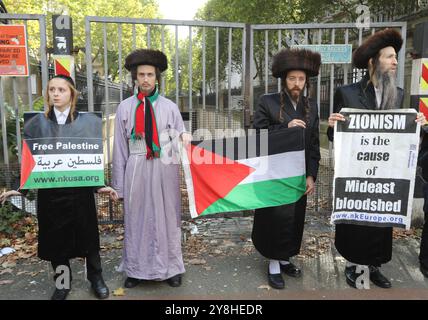 Londres, Royaume-Uni, 5 octobre 2024. Des 1000 partisans pro-palestiniens ont défilé dans le centre de Londres, un an après le 7 octobre. Les pancartes comprenaient beaucoup pour «mains du Liban» et «Starmer a du sang sur ses mains». La police a tenu les manifestants à l'écart d'une contre-manifestation israélienne à Aldwych. Crédit : Monica Wells/Alamy Live News Banque D'Images