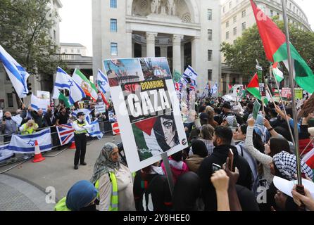 Londres, Royaume-Uni, 5 octobre 2024. Des 1000 partisans pro-palestiniens ont défilé dans le centre de Londres, un an après le 7 octobre. Les pancartes comprenaient beaucoup pour «mains du Liban» et «Starmer a du sang sur ses mains». La police a tenu les manifestants à l'écart d'une contre-manifestation israélienne à Aldwych. Crédit : Monica Wells/Alamy Live News Banque D'Images